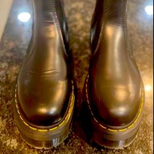 Doc Marten 2976 POLISHED SMOOTH PLATFORM CHELSEA BOOTS. Womens 9. Black